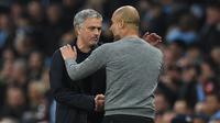Jose Mourinho dan Pep Guardiola saat Manchester United (MU) menghadapi Manchester City di Etihad Stadium. (Paul ELLIS / AFP)