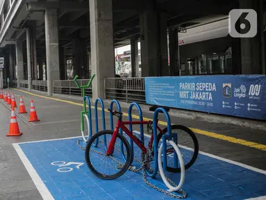 Suasana parkir sepeda di kawasan stasiun MRT Cipete Raya, Jakarta, Senin (14/10/2019). Pemprov DKI Jakarta bakal memberikan fasilitas parkiran sepeda di halte-halte bus Transjakarta sehingga warga bisa menaruh sepeda dan berpindah ke tranportasi umun. (Liputan6.com/Faizal Fanani)