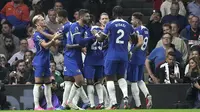 Pemain Chelsea merayakan gol yang dicetak oleh Mykhailo Mudryk ke gawang Fulham dalam kemenangan 2-0 di Craven Cottage pada pekan ketujuh Liga Inggris 2023/2024, Selasa (3/10/2023) dini hari WIB. (AP Photo/Kin Cheung)