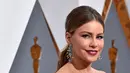 Sofia Vergara tampil dengan perhiasan mewah keluaran Lorraine Schwartz saat ajang bergengsi Piala Oscar 2016. Aktris Hollywood itu tampak menakjubkan dengan anting anggur 65 karat berlian safir dan juga 15 karat safir serta berlian cincin. (AFP Photo)