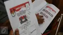 Petugas menunjukkan contoh surat suara untuk Pilkada serentak di KPU, Jakarta, Rabu (11/11). KPU akan mencetak surat suara Pilkada dari DPT di 295 Kabupaten/Kota sejumlah 96.165.966 pemilih ditambah 2% surat suara cadangan. (Liputan6.com/Faizal Fanani)