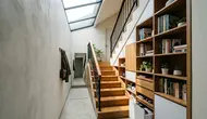 8 Desain Tangga Rumah Sempit dengan Skylight, Bikin Area Lebih Terang dan Lapang
