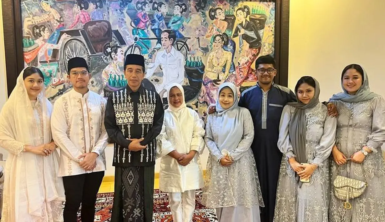 <p>Erina memakai dress hijab lace warna off white. Sementara Iriana memakai set tunik dan celana panjang dengan hijab putih. [Foto: @erinagudono]</p>