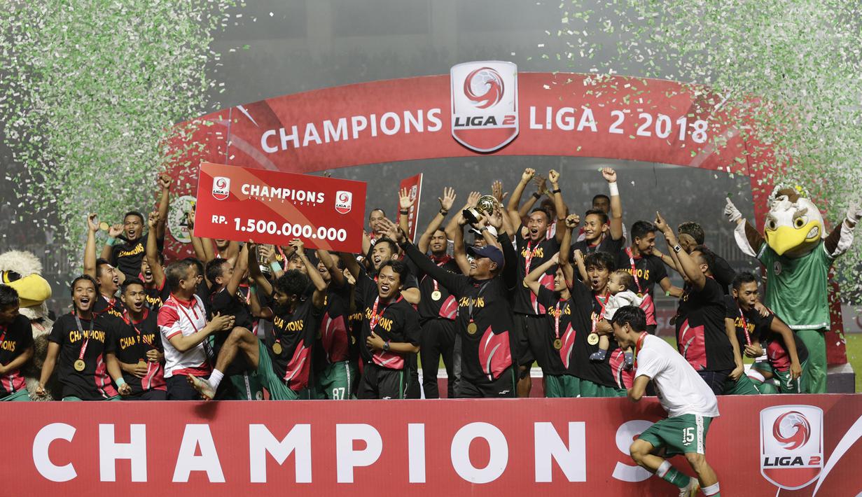 Pemain PSS Sleman merayakan juara Liga 2 usai menaklukkan  Semen Padang pada laga Liga 2 di Stadion Pakansari, Jawa Barat, Selasa (04/12). PSS Sleman menang 2-0 atas Semen Padang. (Bola.com/M Iqbal Ichsan)