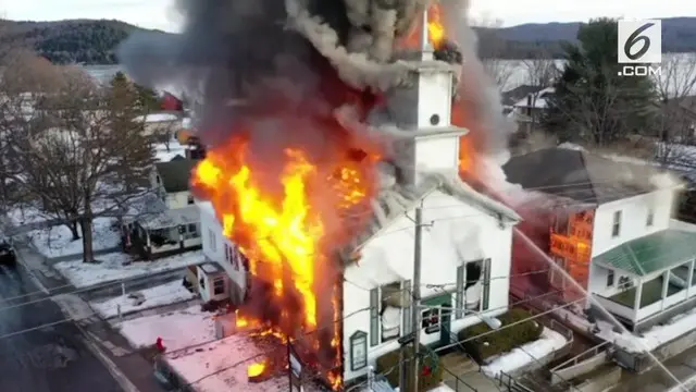 Kebakaran terjadi pada sebuah gereja berusia lebih dari satu abad di New York. Penyebab kebakaran masih diselidiki.