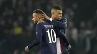 Pemain Paris Saint-Germain (PSG), Kylian Mbappe dan Neymar, tampak kecewa setelah golnya ke gawang Bayern Munchen dianulir wasit pada  leg pertama babak 16 besar Liga Champions 2022-2023, Rabu (15/2/2023). Kemenangan ini menjadi modal berharga Bayern untuk meladeni PSG dalam duel leg kedua di Allianz Stadium, dua pekan mendatang. (AP Photo/Christophe Ena)