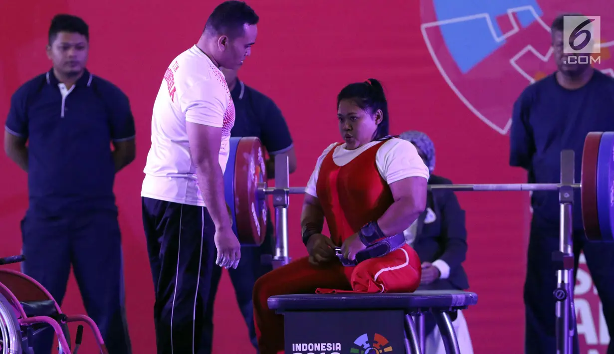 Atlet Para Powerlifting Indonesia, Siti Mahmudah bersiap melakukan angkatan beban di kelas Womens Up 79kg Asian Para Games 2018 di Jakarta, Rabu (10/10). Siti Mahmudah meraih perak dengan total angkatan 120 kg. (Liputan6.com/Helmi Fithriansyah)