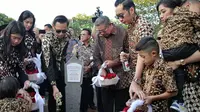 Momen SBY dan Keluarga Ziarah Makam Di Hari Ulang Tahun Ani Yudhoyono (sumber: instagram/@agusyudhoyono)