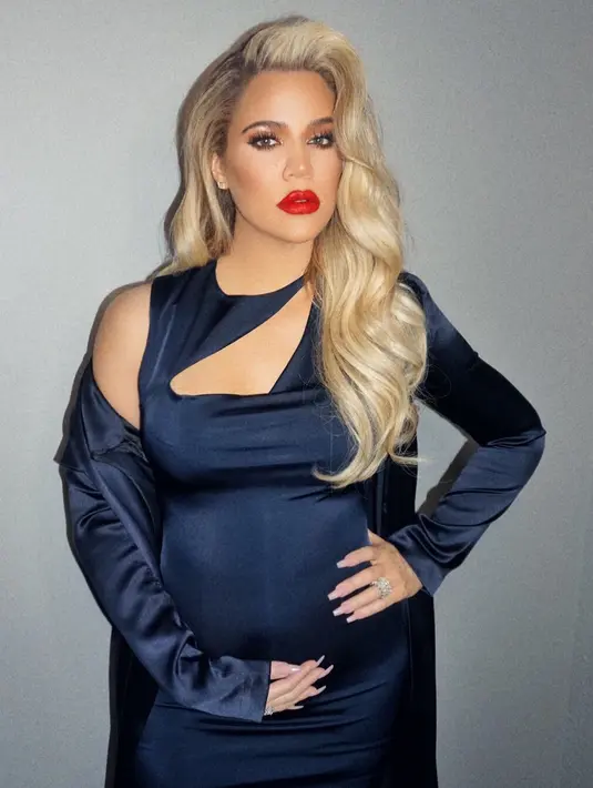 Nah, kalau yang satu ini perut Khloe tampak besar, namun tak memudarkan aura cantiknya. Khloe memakai busana berwarna biru dongker, dan berpose sambil memegang perut buncitnya itu. (Instagram/khloekardashian)