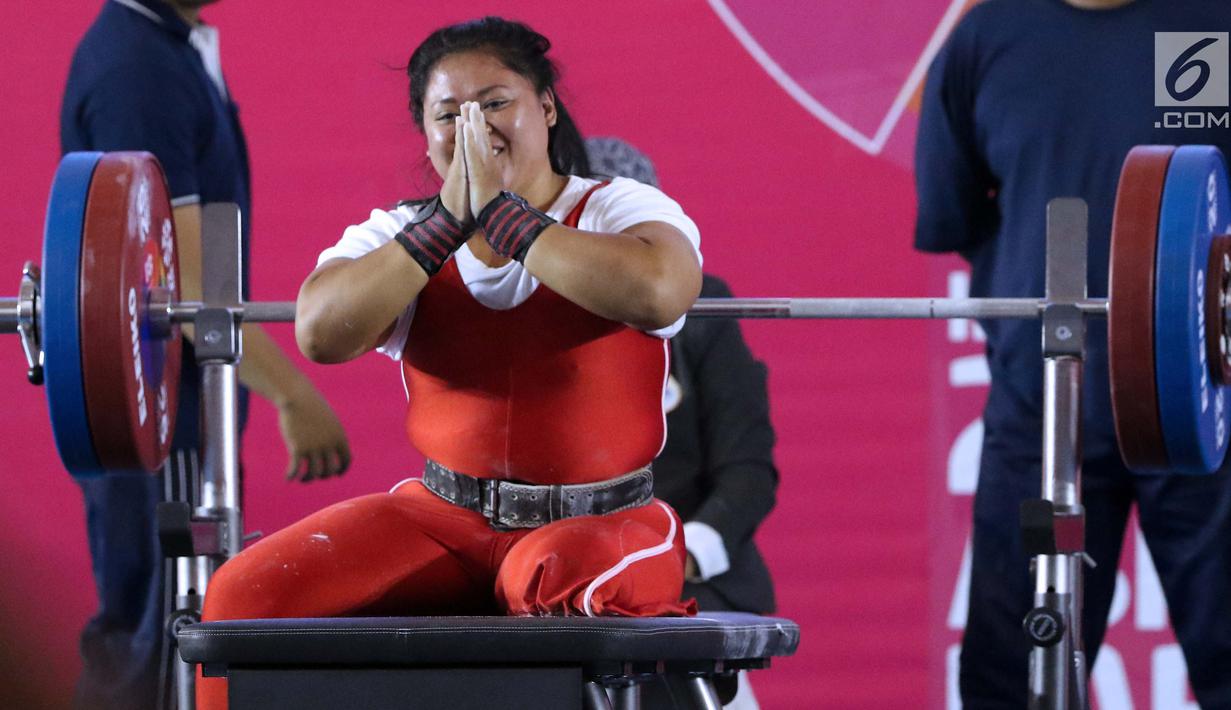Atlet Para Powerlifting Indonesia, Siti Mahmudah usai mengangkat beban di kelas Womens Up 79kg Asian Para Games 2018 di Jakarta, Rabu (10/10). Siti Mahmudah meraih perak dengan total angkatan 120 kg. (Liputan6.com/Helmi Fithriansyah)