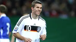 Striker Jerman, Lukas Podolski tersenyum setelah mencetak gol yang membuat skor 1-1 menghadapi Finlandia pada kualifikasi PD 2010 di Hambur, 14 Oktober 2009. AFP PHOTO/RONNY HARTMANN