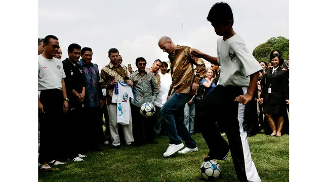 Kala Zidane Main Bola Pakai Batik