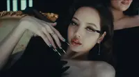 Lisa BLACKPINK Rilis Teaser Kolaborasi dengan Doja Cat &amp; Raye untuk Born Again. (Dok: YouTube https://youtu.be/pxGM_TOgHuM?si=ZkIo4eqQG2O-fH6M)