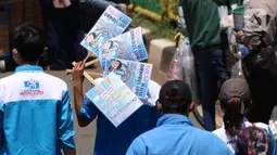 Buruh saat melakukan aksi di depan Gedung DPR RI, Jakrta, Selasa (25/8/2020). Aksi tersebut menolak draft omnibus law RUU Cipta Kerja yang diserahkan pemerintah kepada DPR. (Liputan6.com/Angga Yuniar)