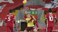 Fabinho dari Liverpool berebut bola dengan Ashley Barnes dari Burnley pada laga Liga Inggris di Liverpool, Inggris, Kamis, 21 Januari 2021. (Foto AP / Jon Super, Pool)