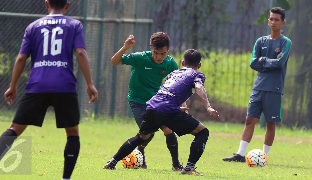 Pemain Timnas Indonesia U-22, Paulo Sitanggang (kedua kiri) berusaha mengecoh pemain Persita saat laga uji coba di Lapangan SPH Karawaci, Tangerang, Selasa (25/4). Timnas Indonesia U-22 unggul 2-1. (Liputan6.com/Helmi Fithriansyah)