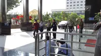Kepala Kantor Imigrasi NTB Kurniade tiba di gedung KPK, Jakarta. (Liputan6.com/Fachrur Rozie)