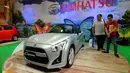 Pengunjung melihat-lihat produk terbaru Daihatsu Copen yang dipamerkan di Jakarta Auto Show 2015, Rabu (28/10/2015). Jakarta Auto Show 2015 berlangsung pada 28 Oktober hingga 1 November 2015. (Liputan6.com/Helmi Fithriansyah)