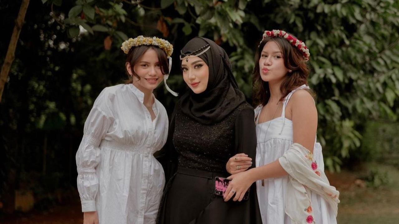 Tengku Syaira Anataya emang udah punya bakat jadi artis sejak kecil.