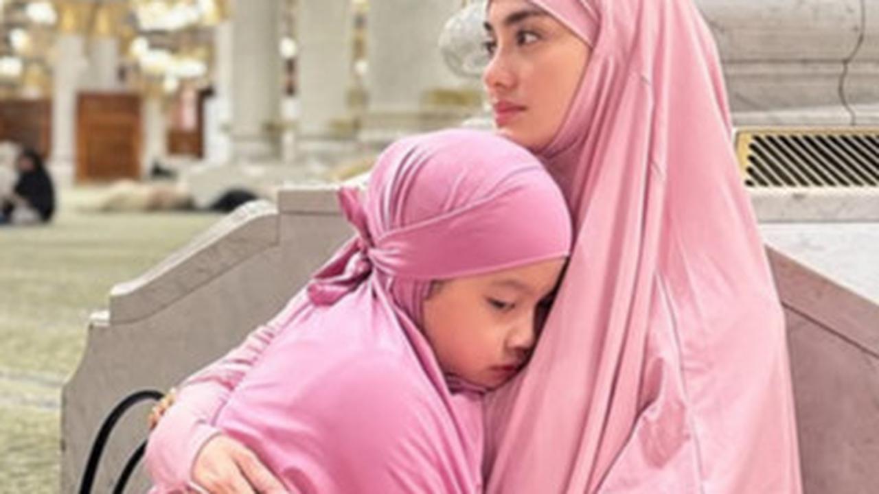 Potret Ririn Ekawati & Putri Bungsunya Umrah Bareng, Sama-sama Cantik dan Kompak dengan Baju Warna Senada