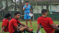 Pelatih Arema FC, Milan Petrovic, memimpin latihan tim di di lapangan milik Kelurahan Balearjosari, Kota Malang, pada Rabu (3/10/2018) sore. (Bola.com/Iwan Setiawan)
