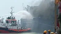 Kapal terbakar (Foto: Istimewa)