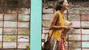 <p>Paduan kebaya tanpa lengan disertai kulot motif batik juga bisa jadi inspirasi penambah gaya formal yang sempurna untuk digunakan sehari-hari. (Foto: Instagram/ Putri Marino)</p>