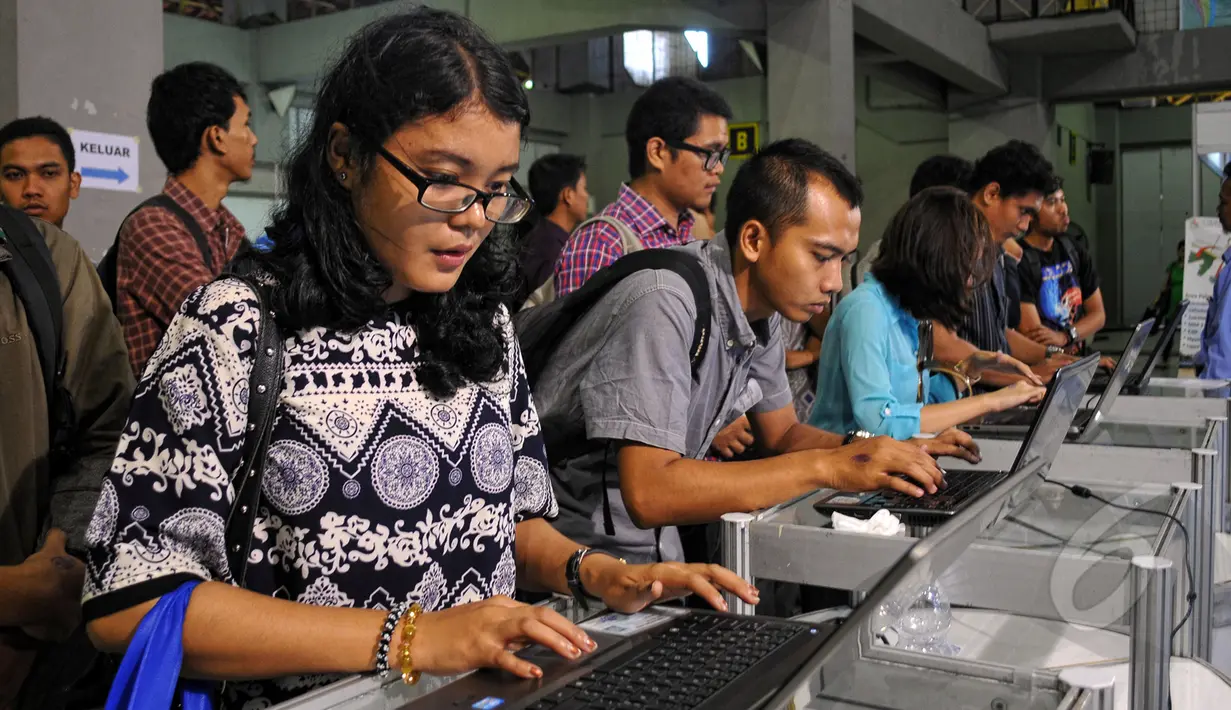 Sejumlah pencari kerja mengisi lamaran pekerjaan di salah satu perusahaan saat berlangsungnya pembukaan UI Job Fair 2015 di Balairung Universitas Indonesia, Depok, Jumat (24/4/2015). (Liputan6.com/Yoppy Renato)