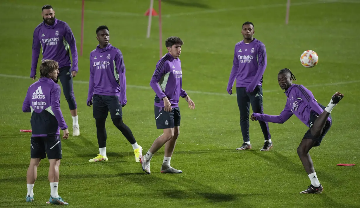 Gelandang Real Madrid Eduardo Camavinga (kanan) menendang bola saat sesi latihan bersama rekan setimnya, di stadion Al Nassr, di Riyadh, Arab Saudi, Selasa (10/1/2023). Real Madrid akan menghadapi Valencia di King Fahd International Stadium pada semifinal Piala Super Spanyol, Kamis, 12 Januari 2023, dini hari WIB. (AP Photo/Hussein Malla)