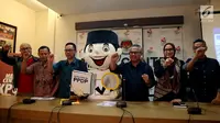 Ketua KPU Arief Budiman (ketiga kanan) bersama Komisioner KPU Wahyu Setiawan, Evi Novida, Viryan Azis, Pramono Ubaid Tanthowi, dan Ilham Saputra (dari kanan) memberikan keterangan pers di Kantor KPU, Jakarta, Minggu (14/1). (Liputan6.com/Johantallo)