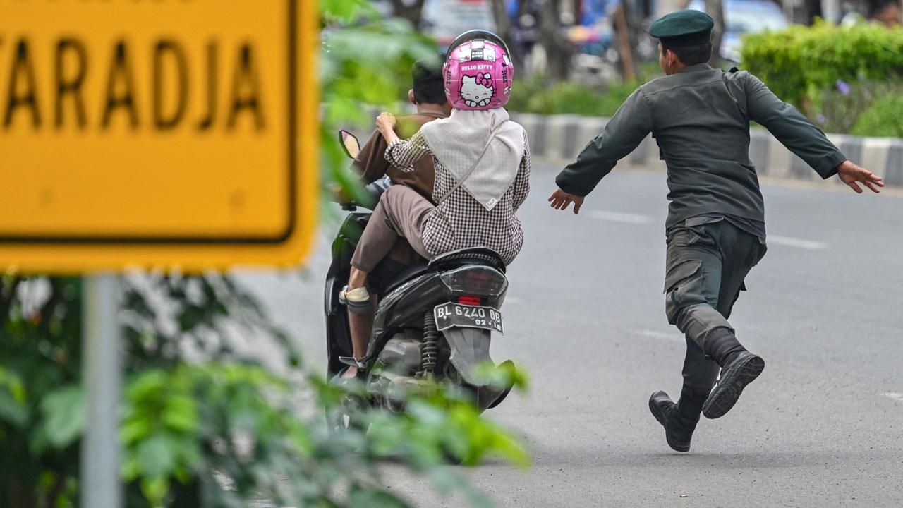 Aksi Polisi Syariat Aceh Razia Perempuan Berpakaian Ketat dan Laki-Laki Bercelana Pendek