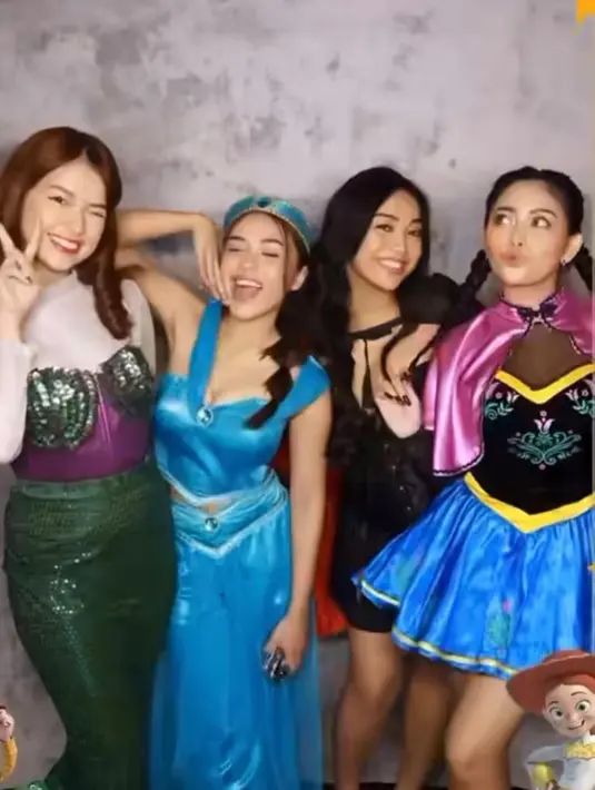 Penampilan Rebecca Klopper cosplay jadi mermaid mengingatkan akan perannya di sinetron ‘Mermaid in Love’ ya? [@rachelvennya]