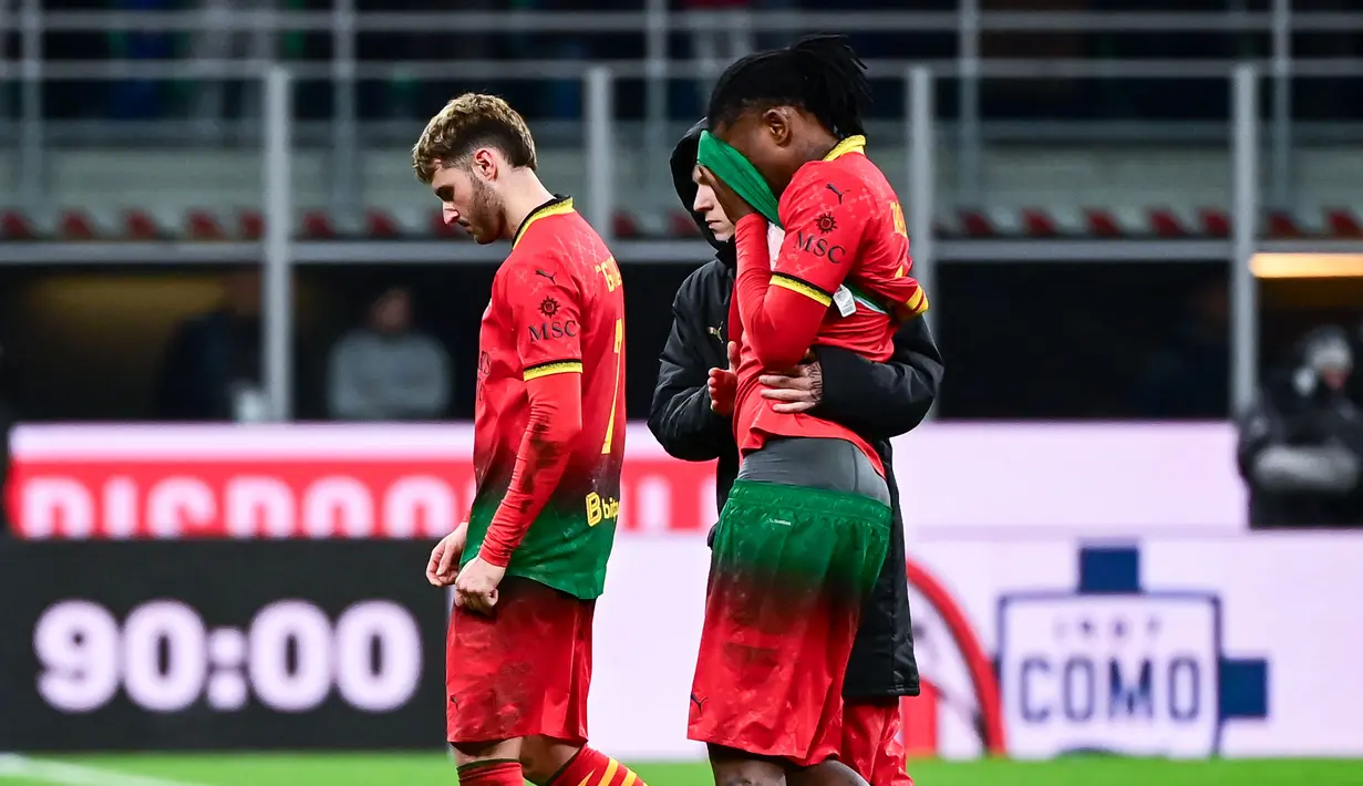 Pemain AC Milan, Rafael Leao, tak mampu menahan air mata saat timnya ditaklukkan Lazio dalam laga giornata 27 Serie A 2024/2025 yang digelar di San Siro, Senin (3/3/2025) dini hari WIB. (AFP/Piero Cruciatti)