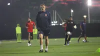 Pelatih Timnas Bahrain, Dragan Talajic mempimpin sesi latihan perdana di Jakarta pada Sabtu (22/03/2025) WIB malam.