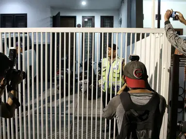 Polisi berjaga saat penyidik melakukan penggeledahan di rumah Saipul Jamil di Kelapa Gading, Jakarta, Kamis (19/2) dini hari. Penggeledahan dilakukan untuk mendapatkan alat bukti tambahan terkait kasus pencabulan terhadap DS. (Liputan6.com/Faizal Fanani)