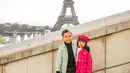 Liburan ke Paris, Xabiru mengenakan atasan dan bawahan serba hitam yang dipadukan quilted jacket warna putih. Sedangkan Chava mengenakan set tweed jacket, mini skirt, dan topi beret serba pink.