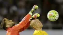 Kiper Celta Vigo, Sergio Alvarez (kiri), berebut bola dengan pemain Barcelona, Jeremy Mathieu, dalam lanjutan La Liga Spanyol di Stadion Balaidos, Vigo, Spanyol, Kamis (24/9/2015) dini hari WIB. (Reuters/Miguel Vidal)