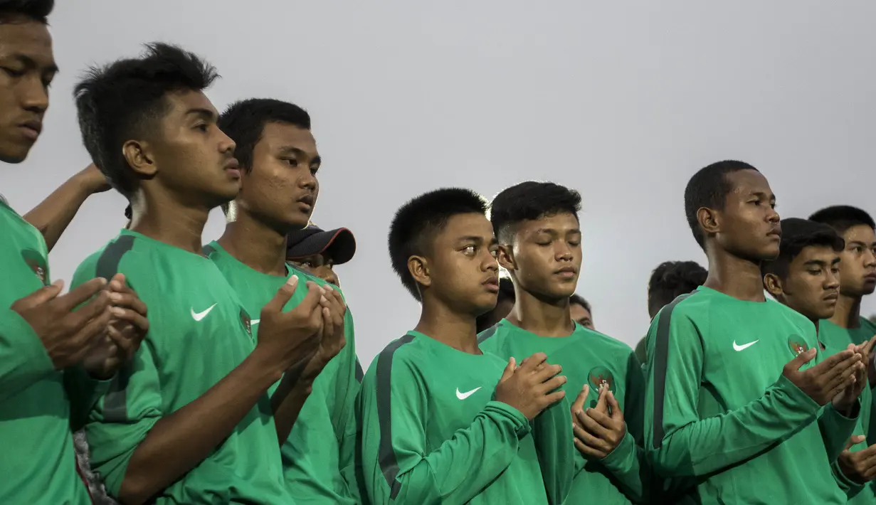 Para pemain Timnas Indonesia U-16 berdoa saat acara pelepasan di Stadion Atang Sutresna, Jakarta Timur, Rabu (12/9/2017). Timnas U-16 akan mengikuti kualifikasi Piala AFC U-16. (Bola.com/Vitalis Yogi Trisna)