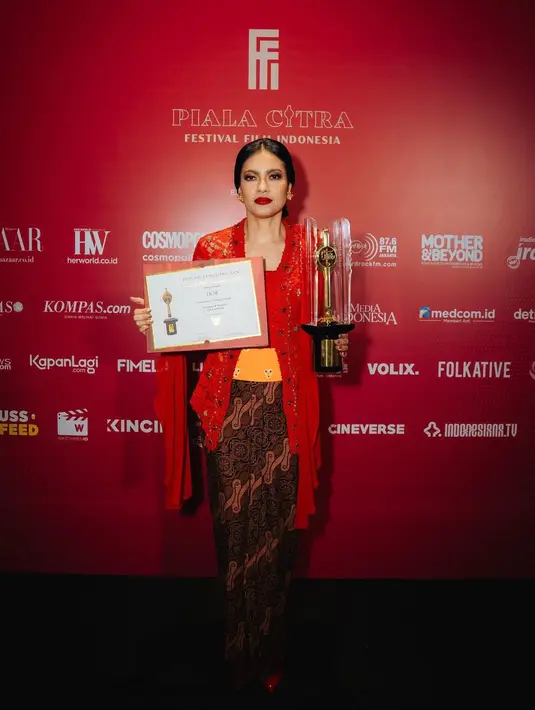Lola Amaria, tampil menawan dibalut kebaya merah. Ia menerima penghargaan untuk kategori Film Dokumenter Panjang Terbaik di FFI 2023. Kebayanya dipadukan dengan kain batik sebagai bawahan dan korset dari batik jumputan berwarna kuning. [Foto: Instagram/fadlan_indonesia]