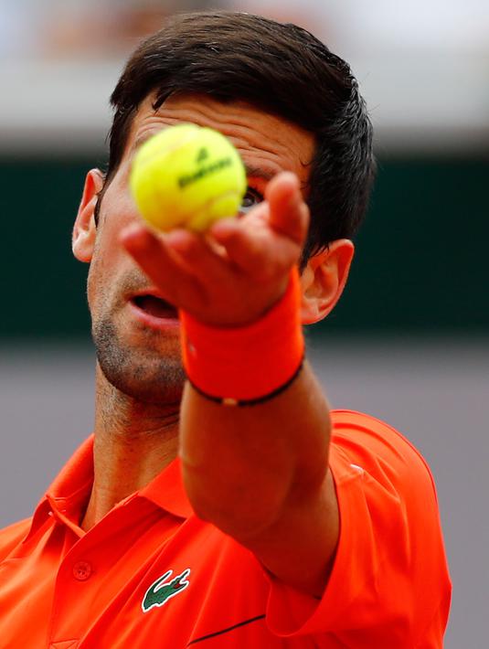 Petenis Serbia Novak Djokovic melakukan servis ke arah lawannya petenis Swiss Henri Laaksonen pada putaran kedua Prancis Terbuka 2019 di Stadion Rolland Garros, Kamis (30/5/2019). Djokovic untuk ke-14 kalinya melaju ke babak ketiga Prancis Terbuka usai menang 6-1, 6-4 6-3. (REUTERS/Kai Pfaffenbach)