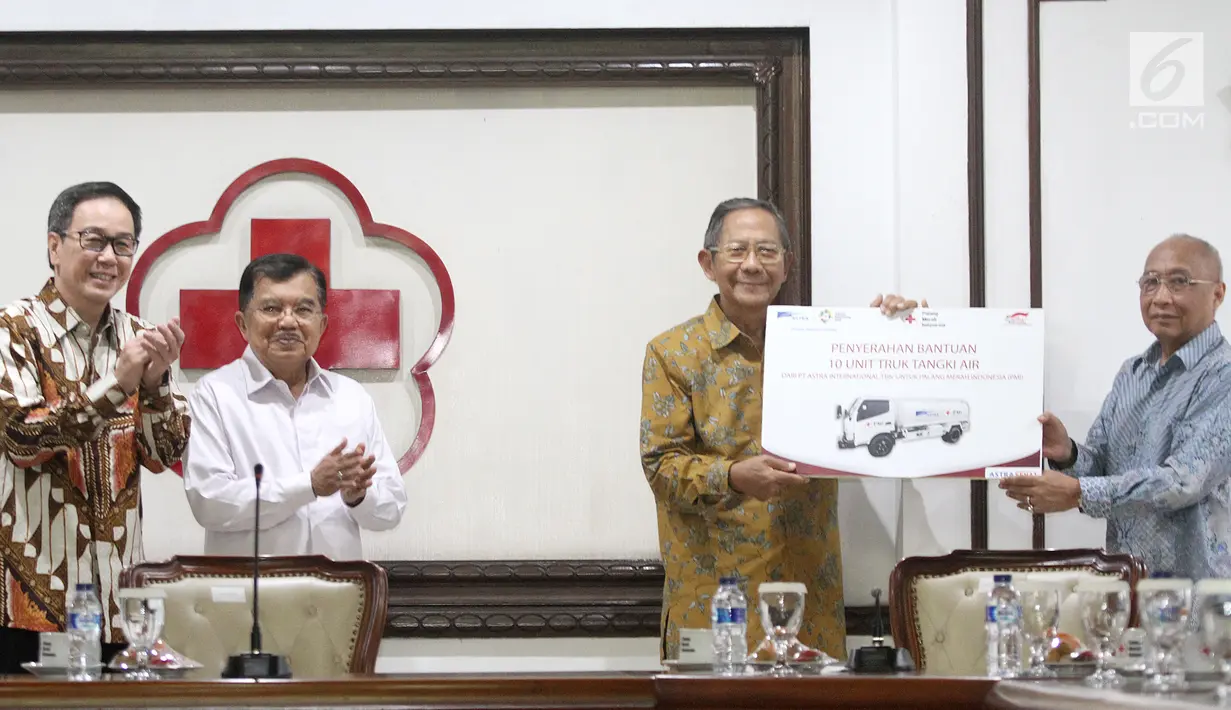 Plh Ketua Umum PMI Ginandjar Kartasasmita secara simbolis menerima 10 unit truk tangki air dari Chief of Corcomm, Social Responsibility & Security Astra International Pongki Pamungkas di kantor PMI, Jakarta, Jumat (06/4).(Liputan6.com/Fery Pradolo)