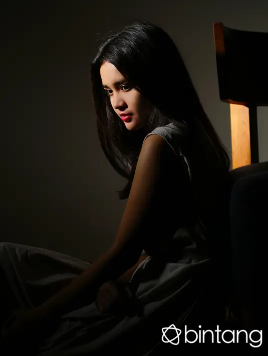 Michelle dan sang kekasih rupanya punya kegemaran yang sama soal bola. Tidak heran jika mereka selaras ketika membicarakan sepak bola. (Fathan Rangkuti/Bintang.com)