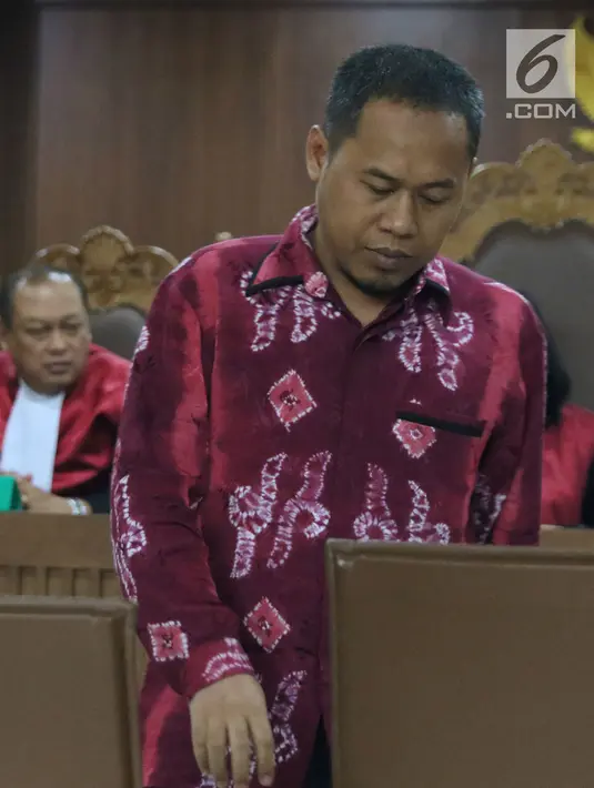 Terdakwa perantara suap Bupati Hulu Sungai Tengah Abdul Latif, Abdul Basit saat menjalani sidang putusan di Pengadilan Tipikor, Jakarta, Senin (13/8). Abdul Basit dijatuhi hukuman 4 tahun penjara, denda Rp 200 juta. (Liputan6.com/Helmi Fithriansyah)