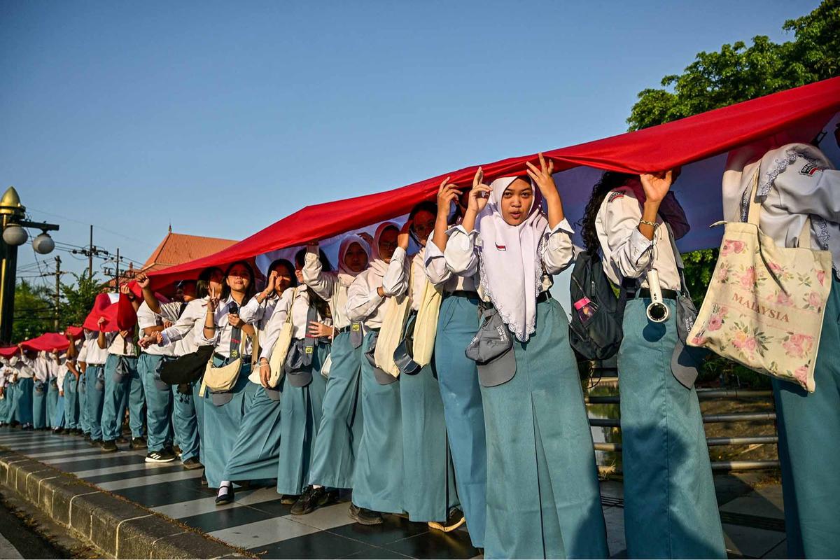 FOTO: Aksi Pelajar Surabaya Bentangkan Merah Putih Hampir 15 Kilometer