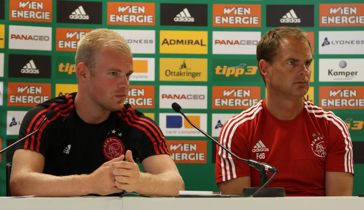 Frank de Boer (kanan) dan kapten tim Ajax Amsterdam, Davy Klaassen menghadiri sesi jumpa pers di stadion Ernst Happel, Wina, Selasa (28/7) malam. (Bola.com/Reza Khomaini)