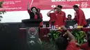 Ketum PDIP Megawati Soekarnoputri memberi pidato saat acara pengumuman nama pasangan cagub-cawagub PDIP di Kantor DPP PDIP, Jakarta, Minggu (17/11). Megawati mengumumkan pasangan cagub-cawagub Riau, Sultra, NTT dan Maluku . (Liputan6.com/Faizal Fanani)