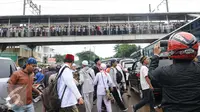 Peserta aksi 2 Desember memadati jembatan penyeberangan orang (JPO) di kawasan Pasar Baru, Jakarta, Jumat (2/12). Aksi berjalan lancar dan damai. (Liputan6.com/Helmi Afandi)