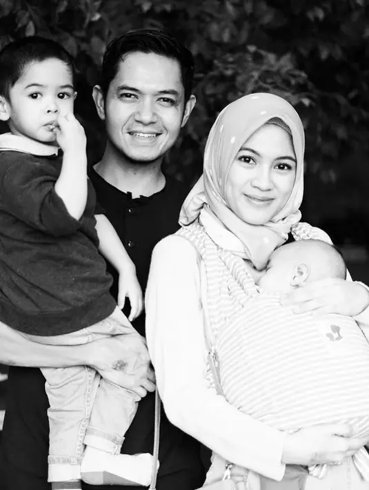 "Kalau kak Dude orangnya itu gak ribet, dia nggak minta banyak makanan. Intinya sih makanan pembuka yang dia cari itu yang manis-manis. Seperti teh, kolak, dll," ujar Alyssa Soebandono. (Instagram/dude2harlino)