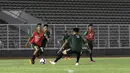 Pemain Timnas Indonesia U-23, T.M Ichsan, berebut bola saat berlatih di Stadion Madya Senayan, Jakarta, Selasa (23/7). Latihan ini merupakan persiapan jelang SEA Games 2019. (Bola.com/Yoppy Renato)