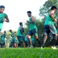 Sejumlah pesepakbola muda melakukan pemanasan jelang latihan seleksi Timnas Indonesia U19 di NYTC Sawangan, Depok, Selasa (26/7). Seleksi untuk menghadapi ajang Piala AFF U19 2016 di Hanoi, 11-24 September mendatang. (Liputan6.com/Helmi Fithriansyah)